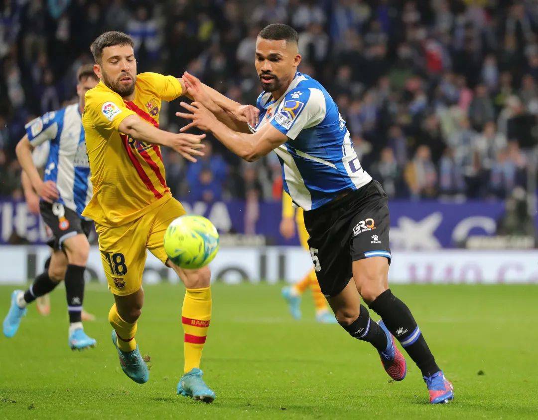 赛后体能课后;比利亚雷亚尔队长鼓劲备战西甲;球迷炸锅;资深球员宣示担当的简单介绍 赛后体能课后;比利亚雷亚尔队长鼓劲备战西甲;球迷炸锅;资深球员宣示担当的简单介绍